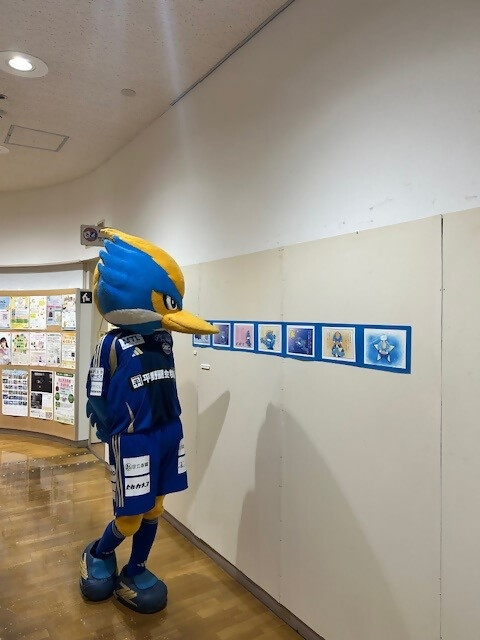 ゼルビー_展示絵本見てる